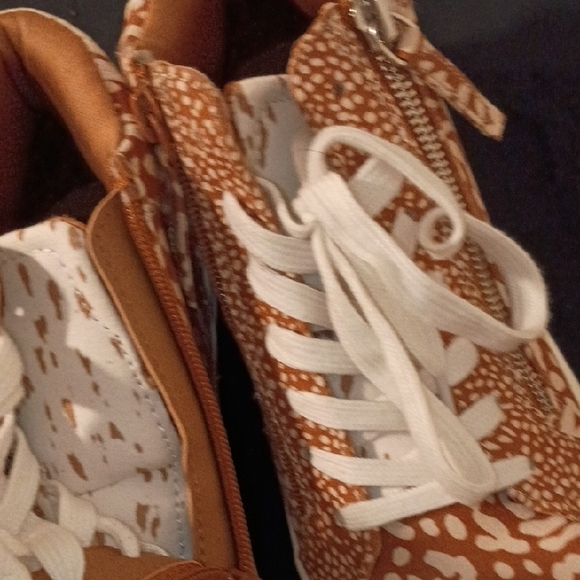 Universal Thread Brown Patterned Sneakers - Picture 9 of 9